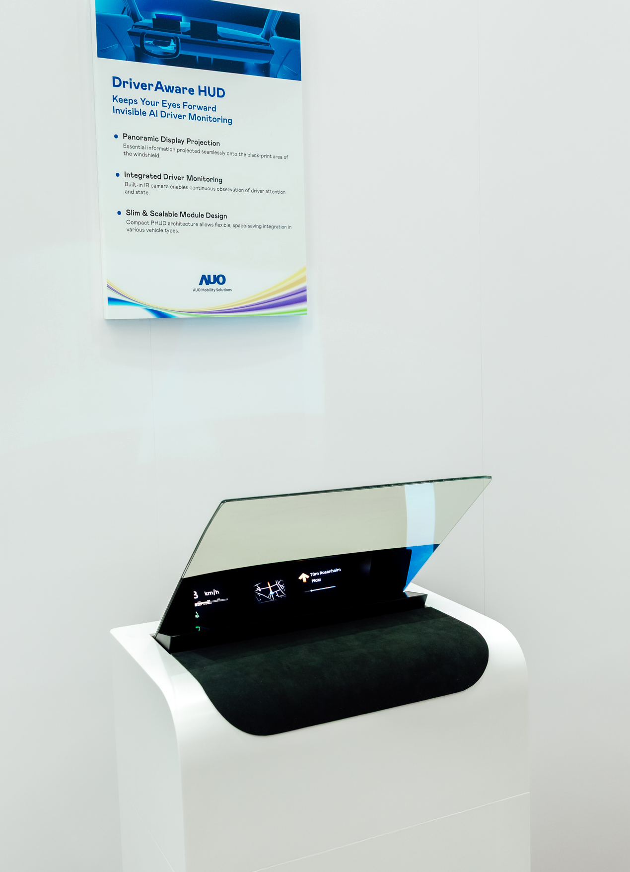 DriverAware HUD结合抬头显示器与隐藏式红外线摄影机，将车速、导航及警示讯息投影于挡风玻璃上，完美对齐驾驶目不离路的视线，同时，透过AI 监控驾驶注意力以提升安全性。